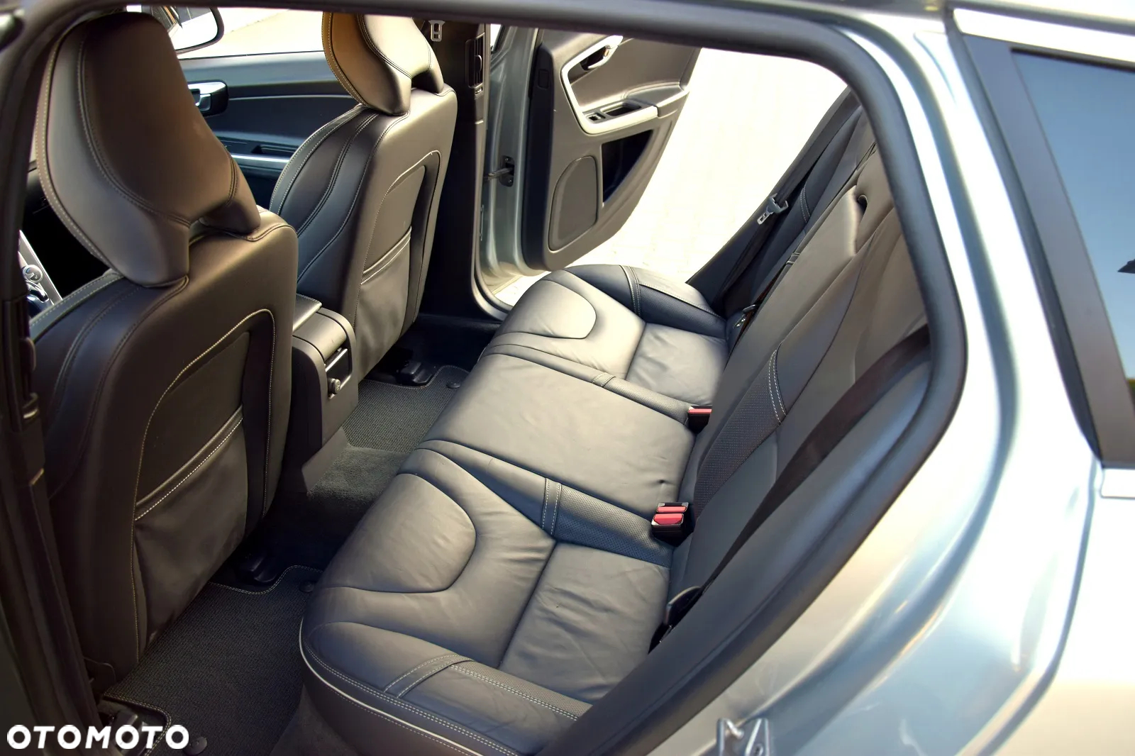 Volvo V60 D5 AWD R-Design Summum - 23