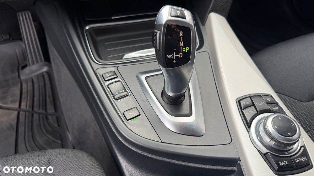 BMW Seria 3 318d Sport Line - 28