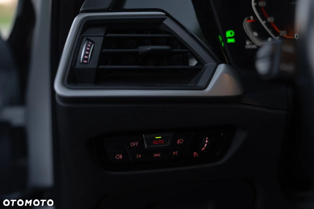 BMW Seria 3 318d MHEV - 15