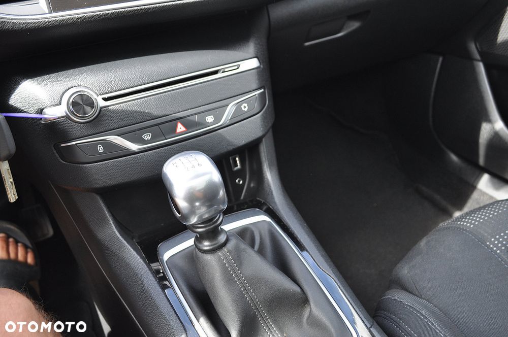 Peugeot 308 1.6 BlueHDi Allure S&S - 32