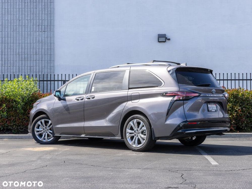 Toyota Sienna - 8