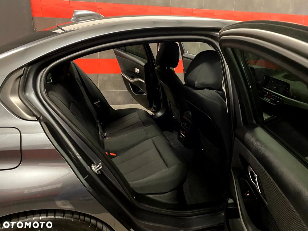 BMW Seria 3 320d Sport - 23