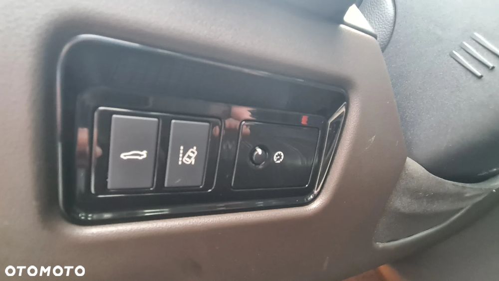 Jaguar XF 20d Portfolio - 23