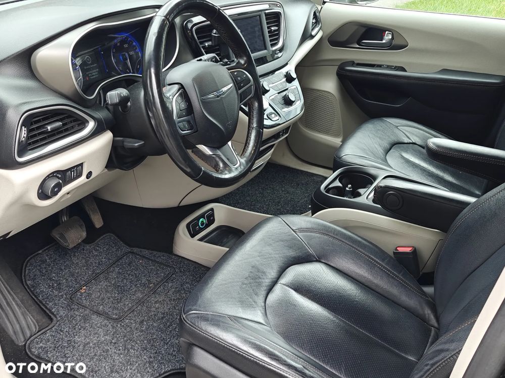Chrysler Pacifica - 12