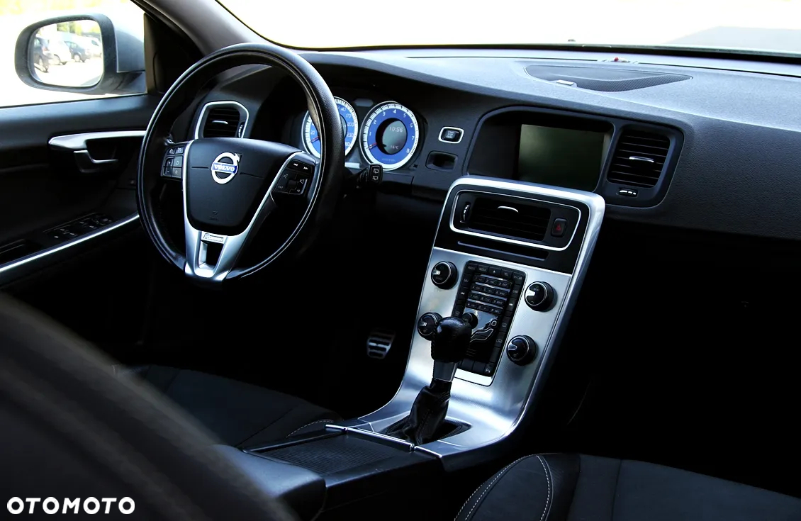 Volvo V60 2.0T R-Design - 35