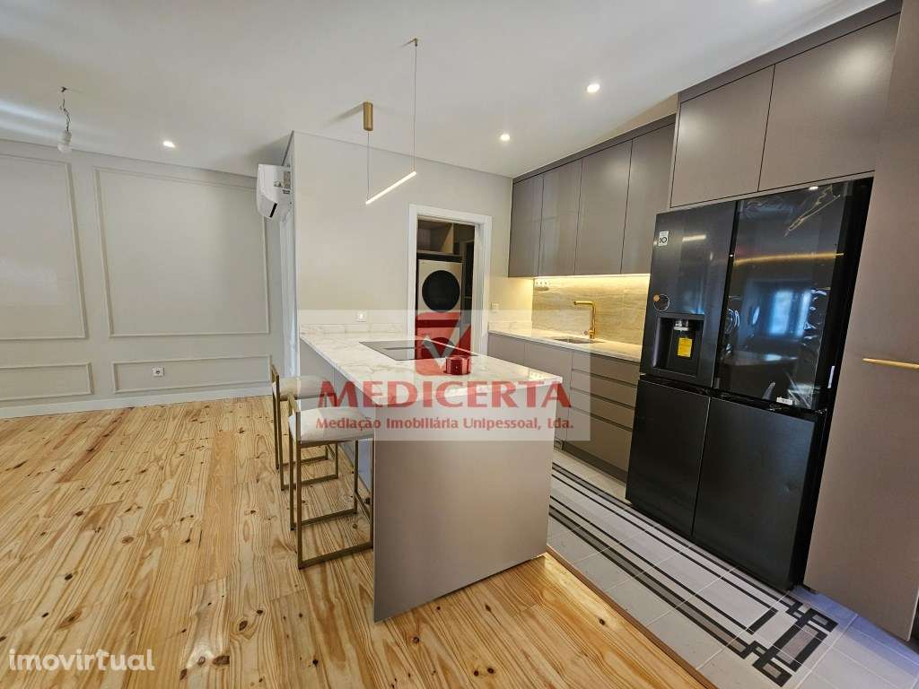 Moradia T4 Restaurada + Elevador + Estacionamento em Belas. - Grande imagem: 4/52