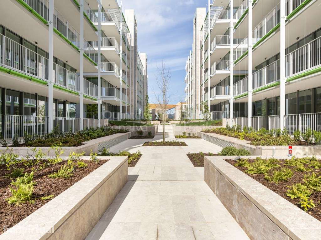 Apartamento T2 com varanda e estacionamento, Braço de Prata - Grande imagem: 2/24