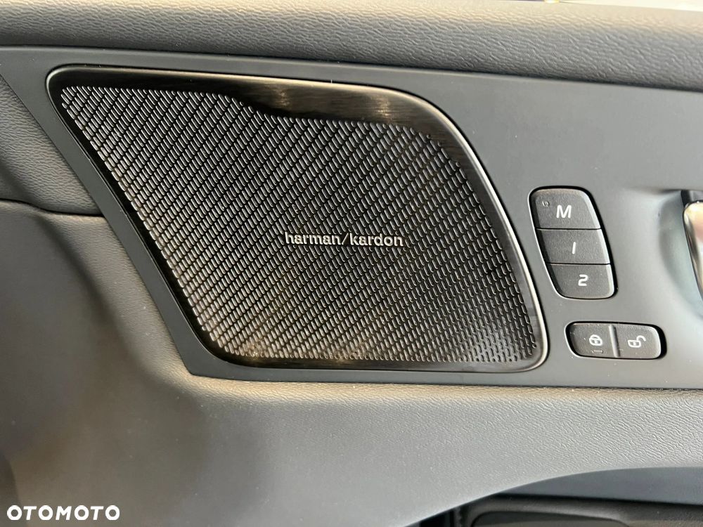 Volvo XC 60 B5 B AWD Plus Black Edition - 28