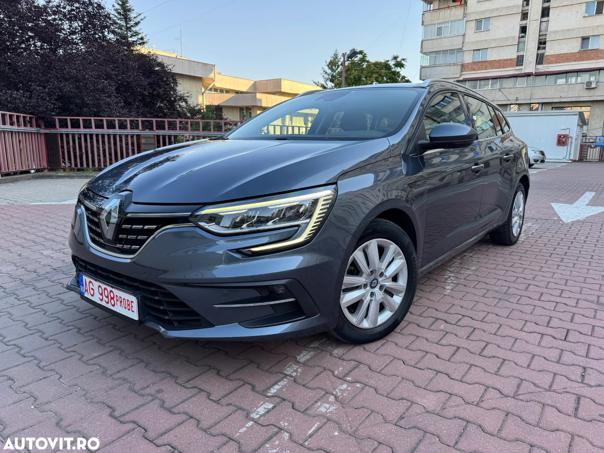 Renault Megane Grandtour E-TECH Plug-in 160 BUSINESS EDITION - 30