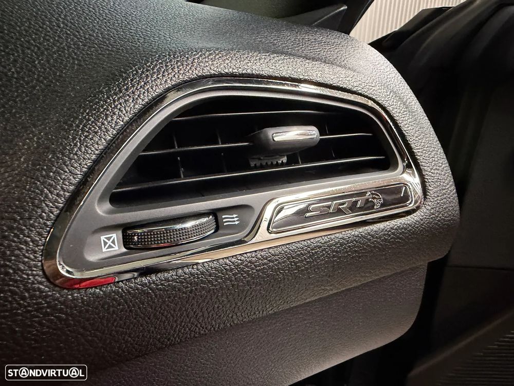 Dodge Challenger Auto SRT Hellcat - 46