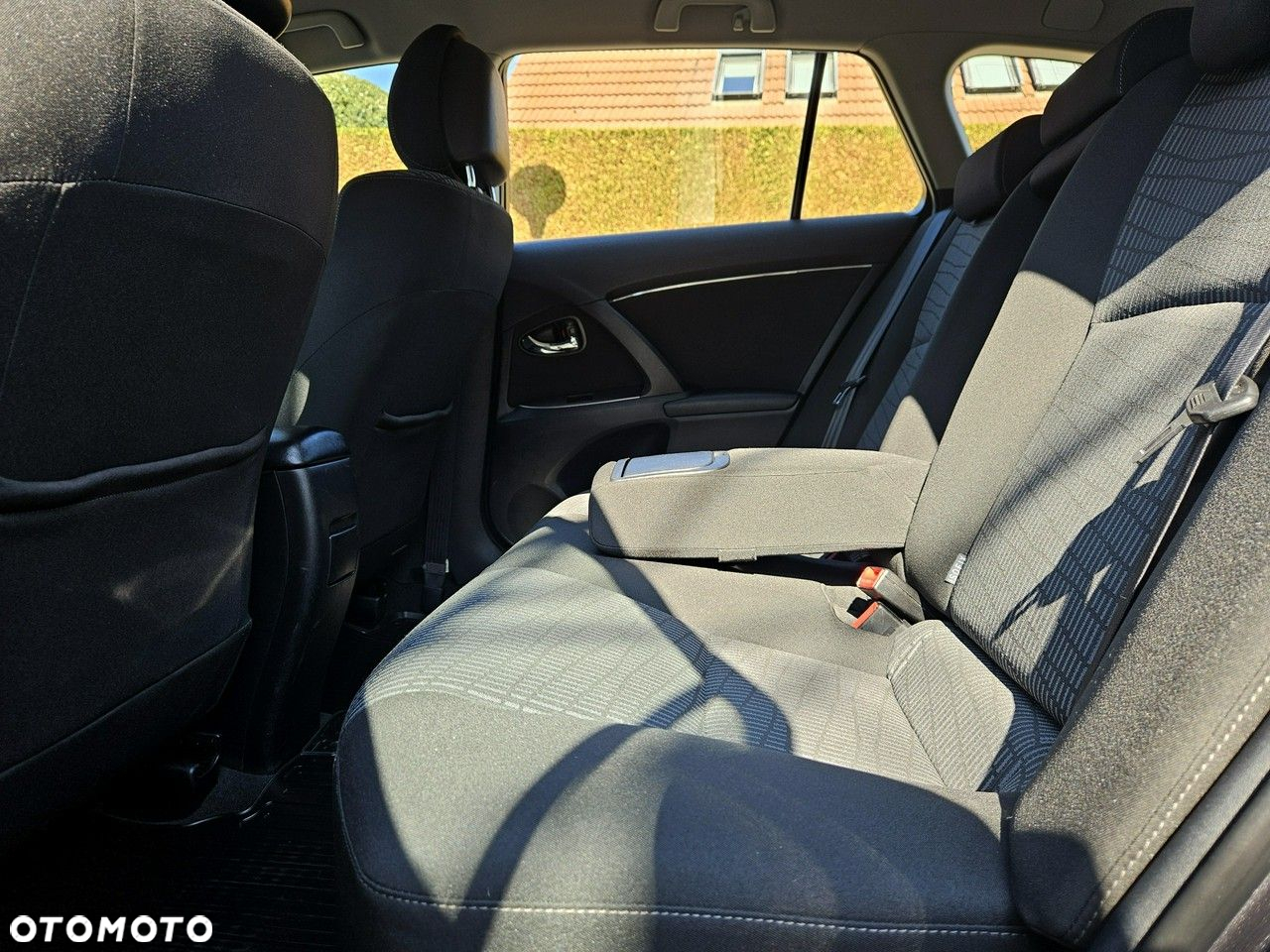 Toyota Avensis Combi 2.0 D-4D - 12