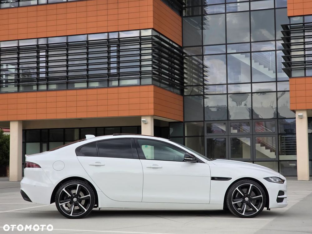 Jaguar XE 2.0 D180 R-Dynamic S - 17