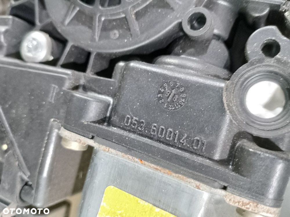 PODNOŚNIK SZYBY PRAWY PRZÓD Z STELAŻEM AUDI A4 B5 8D0837398C  0536001401 - 6