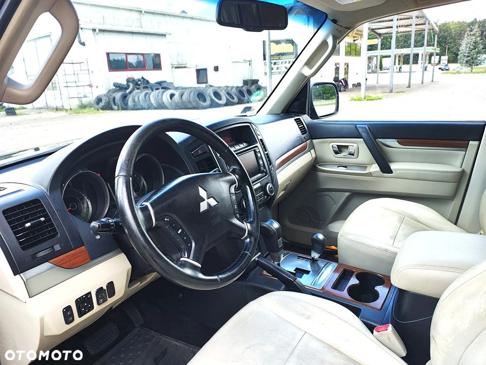 Mitsubishi Pajero - 23