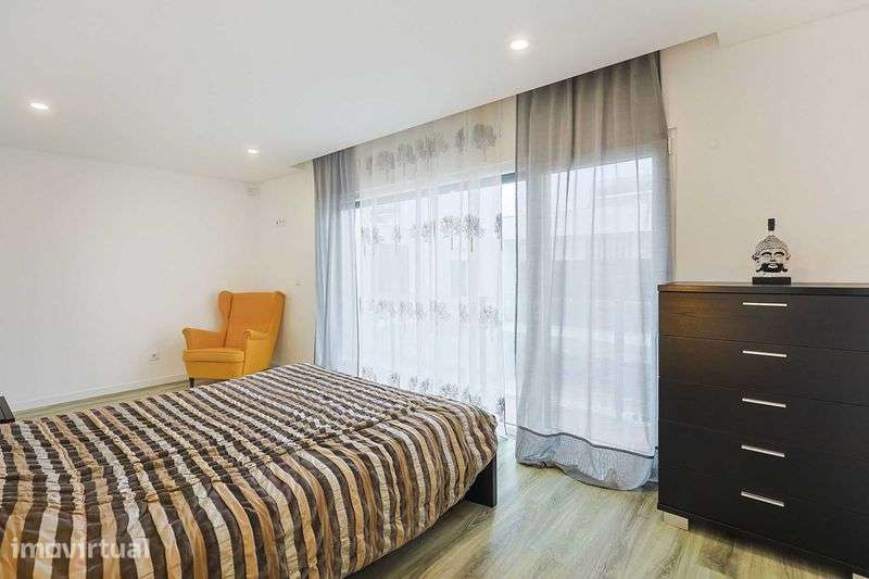 Moradia T4 com 262m2 - Grande imagem: 3/6