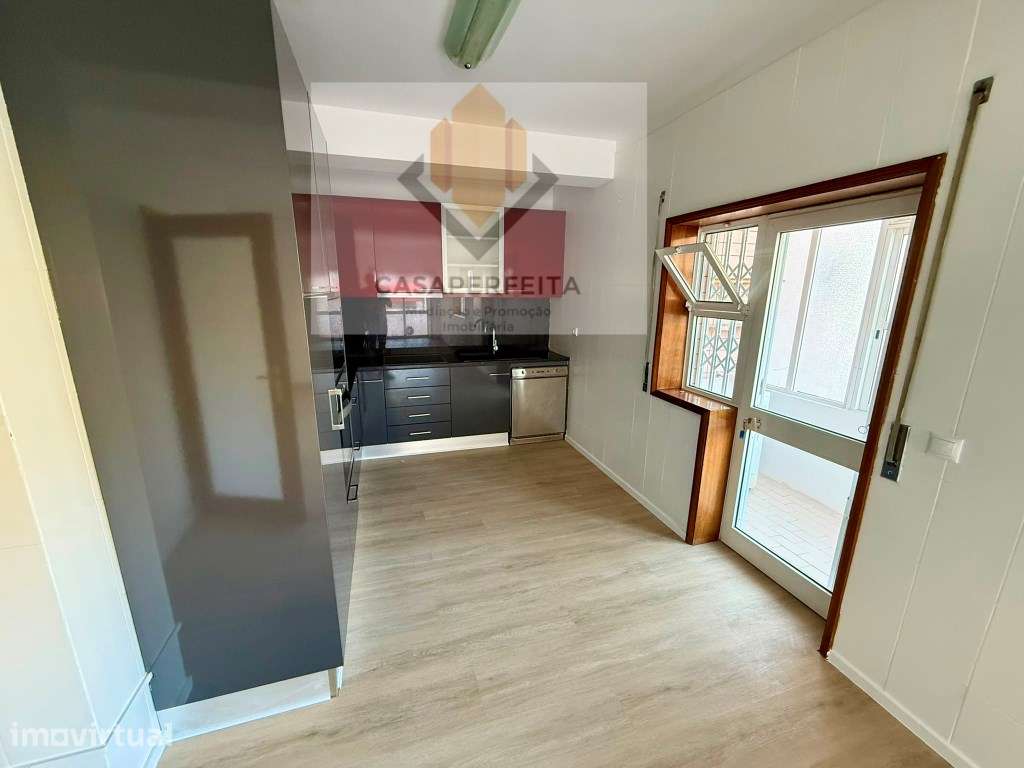 Apartamento T2 Renovado com Varanda e Lugar de Garagem - Baguim do ... - Grande imagem: 2/21