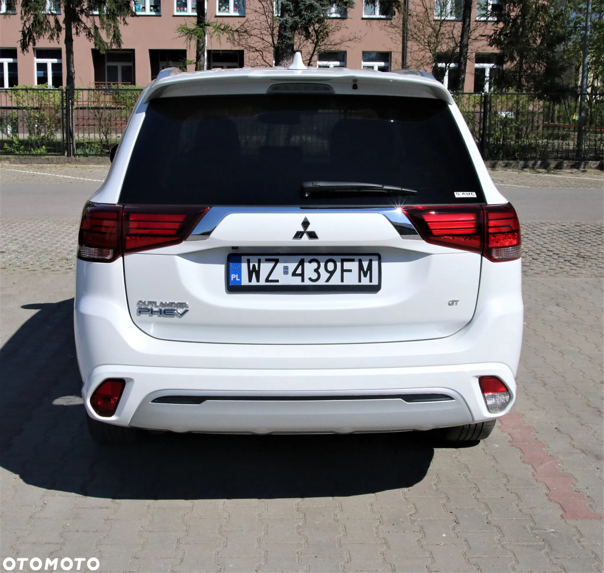Mitsubishi Outlander 2.0 4WD Plug-In Hybrid - 9