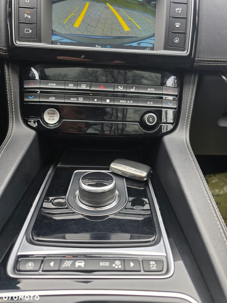 Jaguar F-Pace 2.0 i4D AWD R-Sport - 27