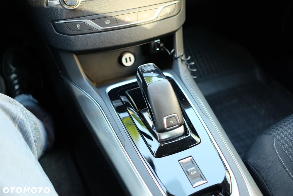 Peugeot 308 1.2 PureTech Active S&S EAT6 - 11