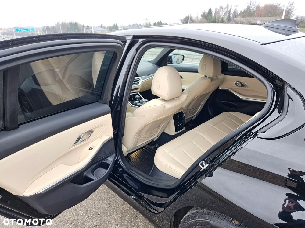 BMW Seria 3 330i Luxury Line sport - 12