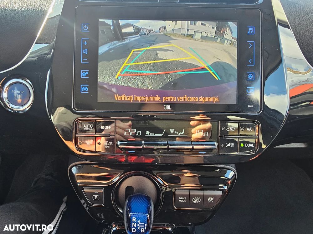 Toyota Prius (Hybrid) Life - 17