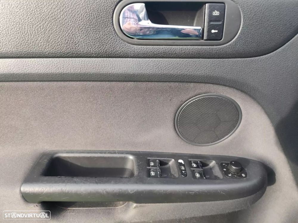 VW Golf Plus 2.0 TDi Confortline - 23