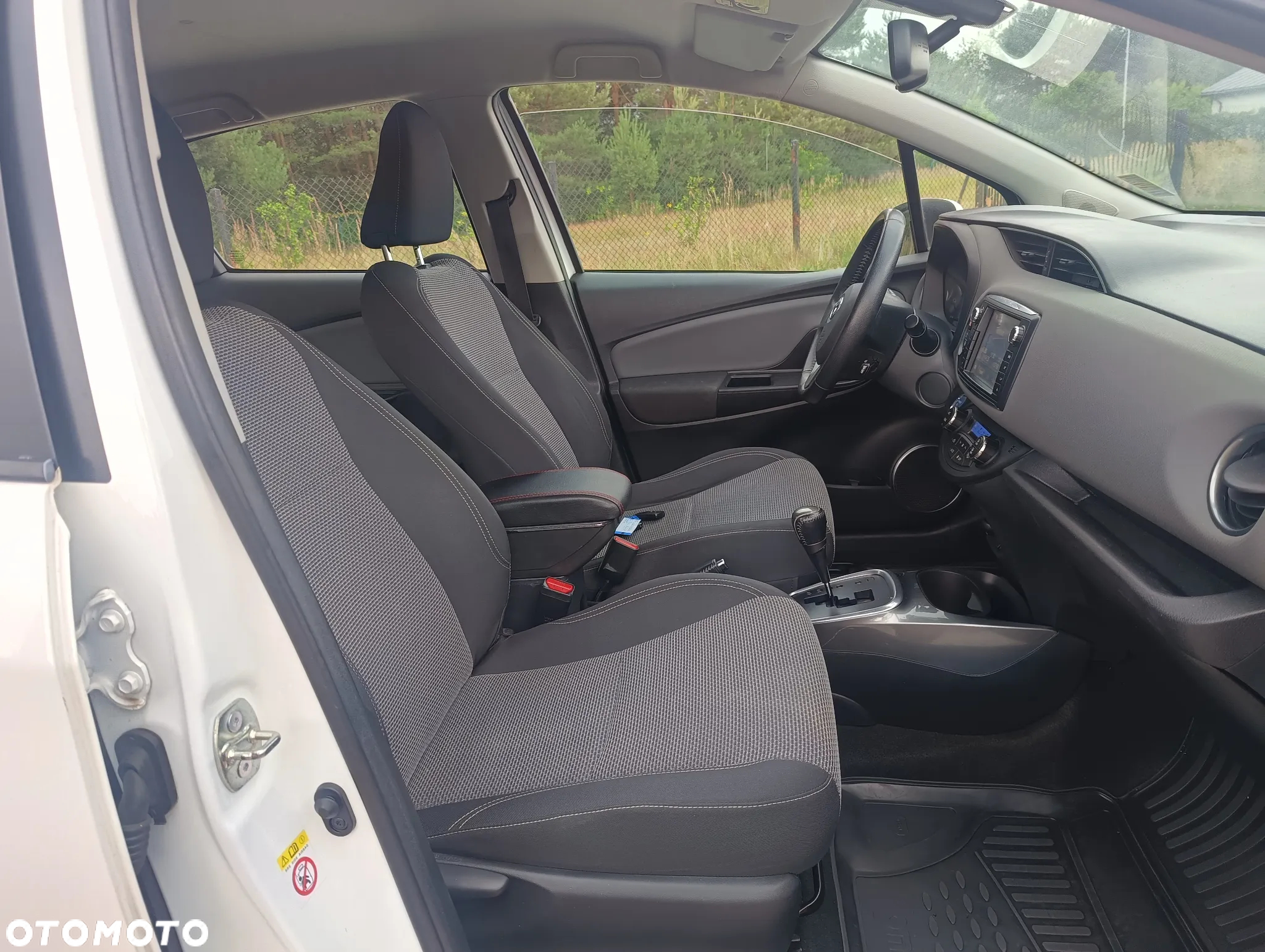 Toyota Yaris Hybrid 100 Premium - 14