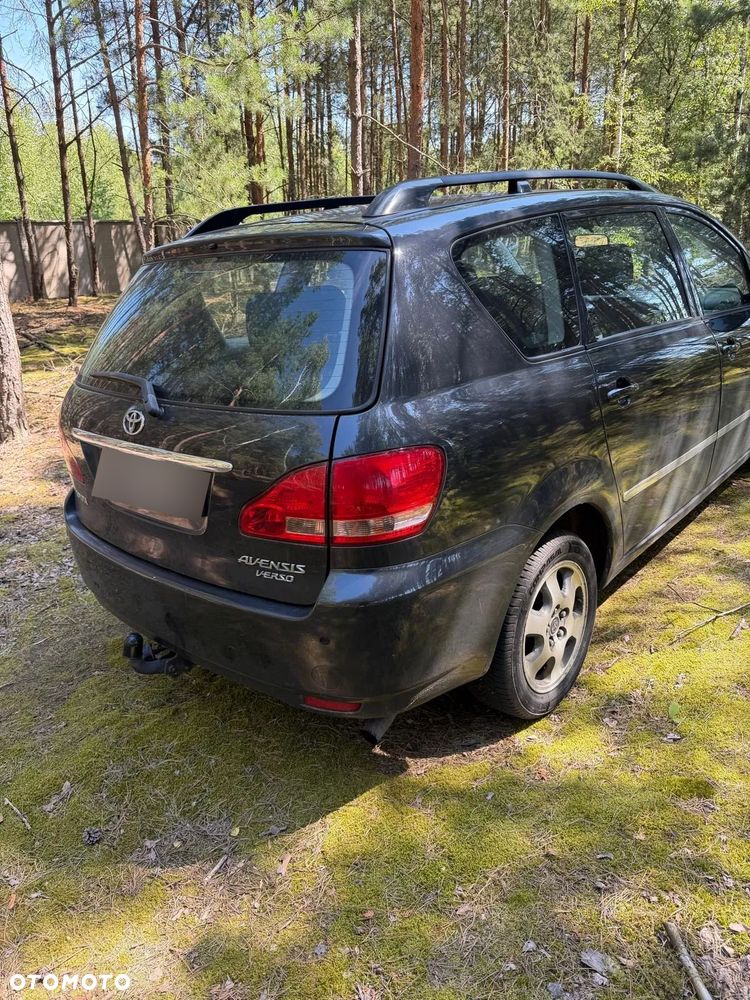 Toyota Avensis Verso D-4D - 8