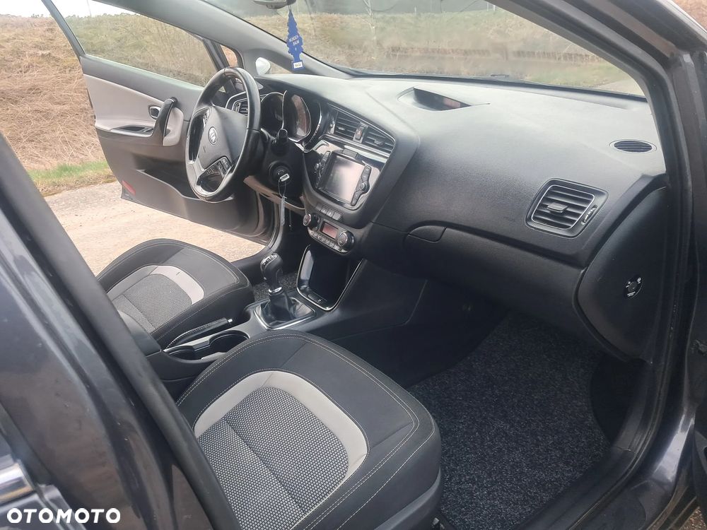 Kia Ceed 1.6 CRDi 136 ISG Dream Team Edition - 6