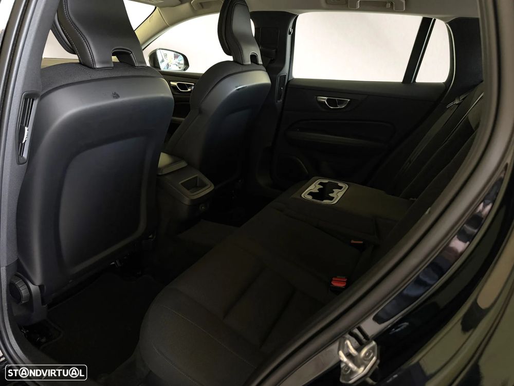 Volvo V60 2.0 B4 Momentum Geartronic - 24