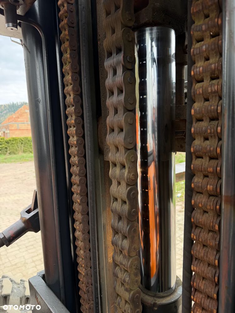 O&K V80 Wózek Widłowy Niemiecki Producent O&K. Silnik DEUTZ 90 km. Udźwig 8 ton. Gabarytowo mała maszyna z Wielkim udźwigiem. Podwójne Koła. Regulacja wideł i Karetki Hydrauliczna. Maszt TRIPLEX. niski przebieg 5790h. Maszyna Pochodzi z Norweskiej Komuny! Nie posiada luzów i wycieków Jazda Hydrostatic. Stan Perfekcyjny! DIESEL. Opony Nowe. Okazja - 31