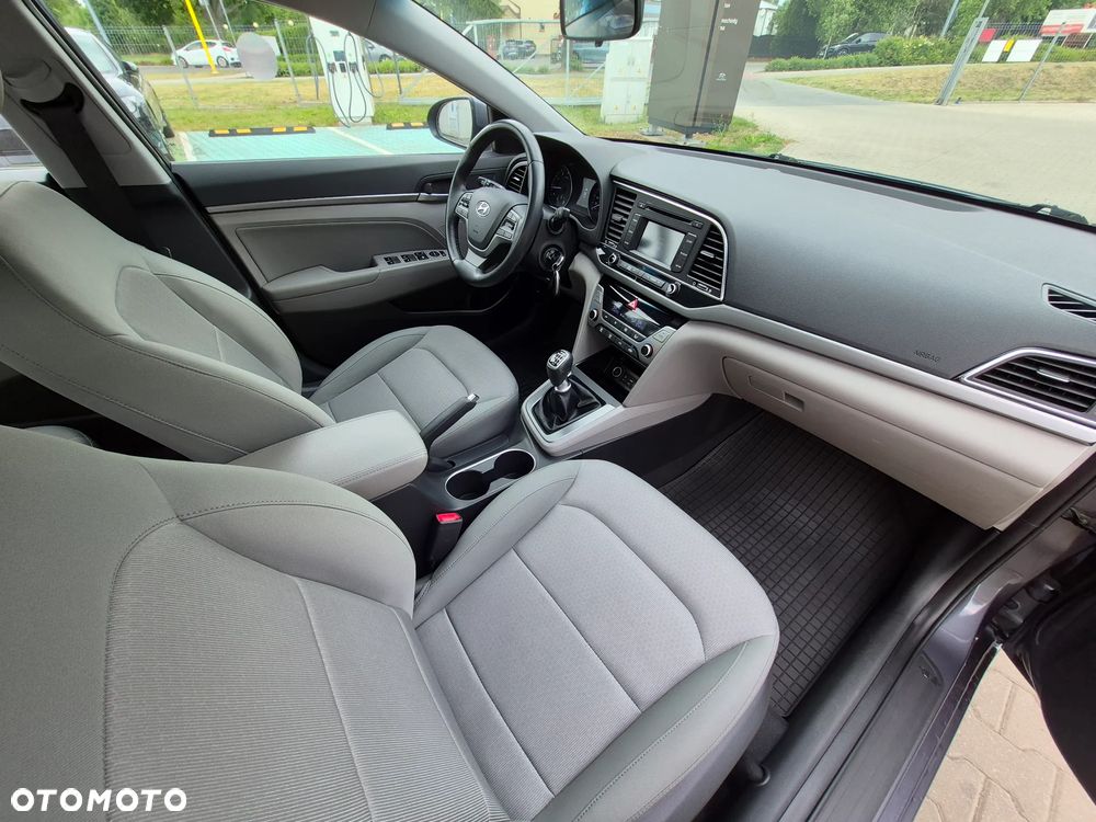 Hyundai Elantra 1.6 Comfort - 16