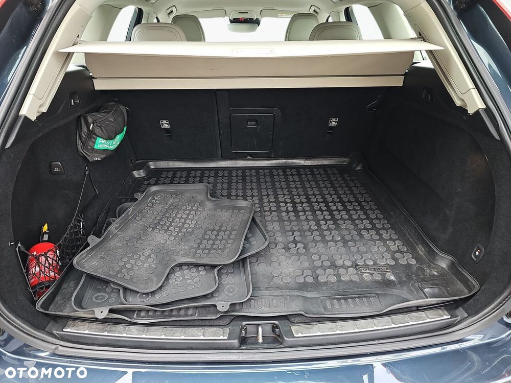 Volvo XC 60 B4 D AWD Momentum Pro - 29