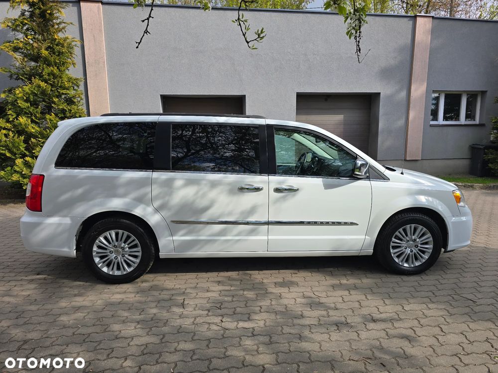 Chrysler Town & Country - 30