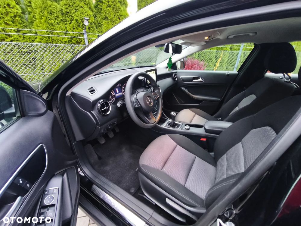 Mercedes-Benz GLA 180 Urban - 10