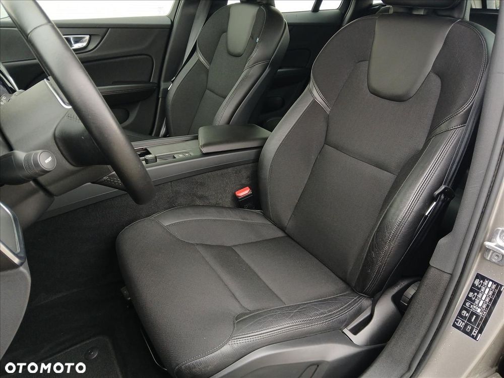 Volvo V60 D3 Momentum Pro - 24
