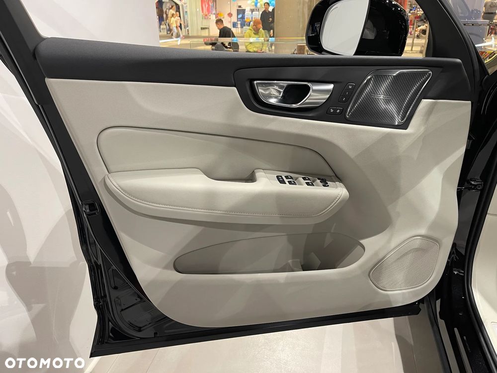 Volvo XC 60 T6 Plug-In Hybrid AWD Ultra Dark - 8