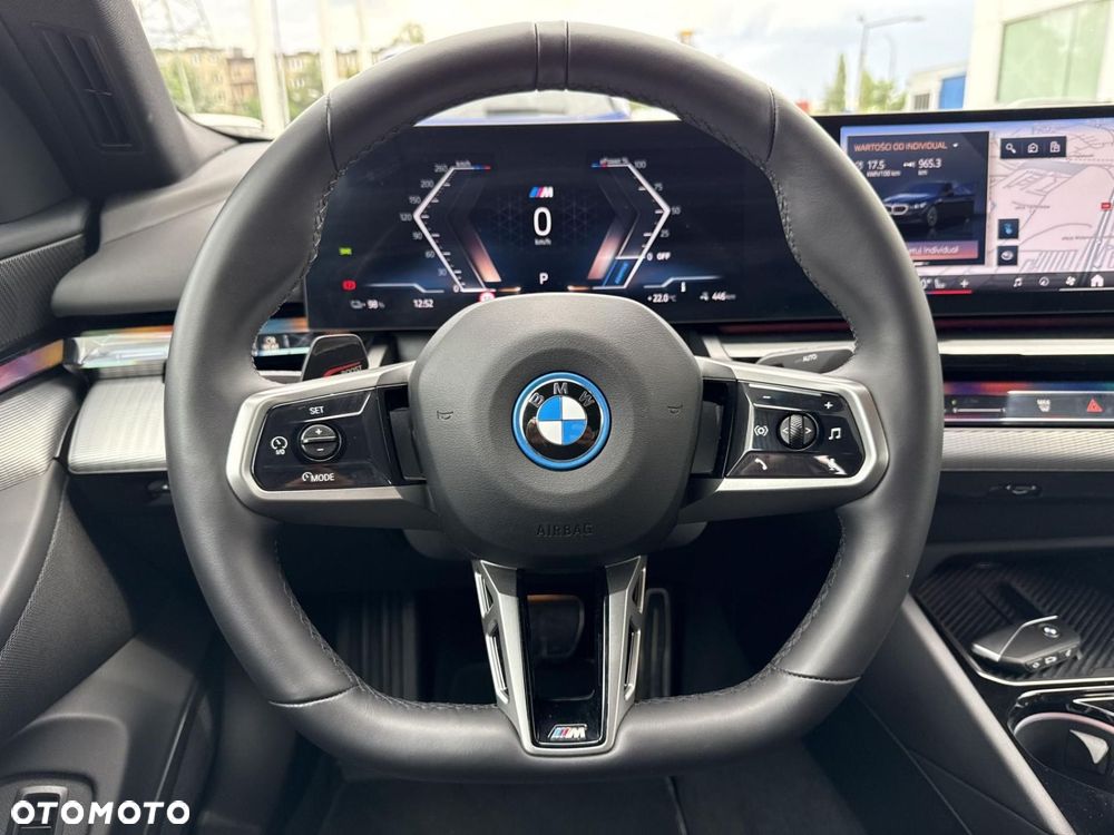 BMW i5 - 12