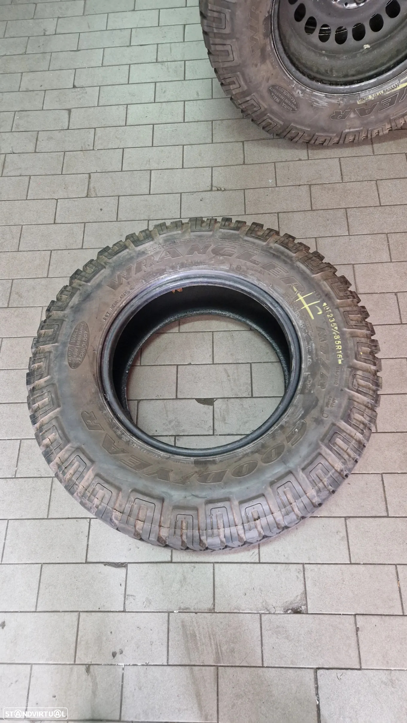 4 PNEUS 235/85/16 GOODYEAR WRANGLER MT/R 114/111Q COM MAIS DE 80% PISO - 2