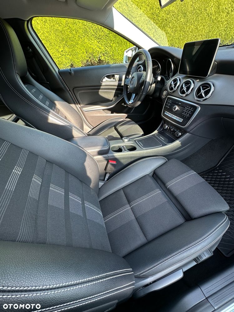 Mercedes-Benz GLA 200 7G-DCT - 14