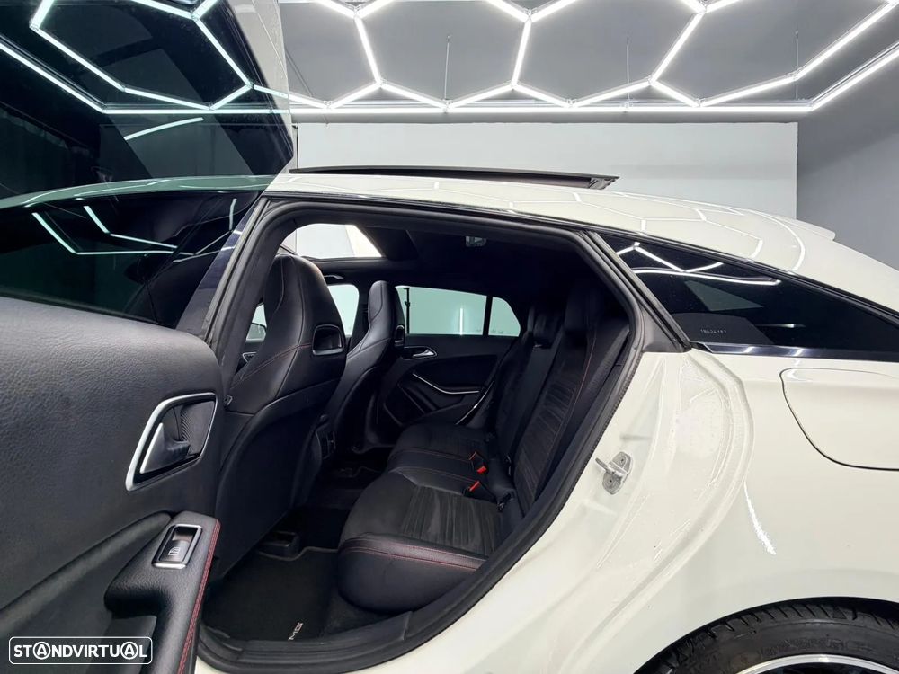 Mercedes-Benz CLA 220 Shooting Brake (CDI) d 4Matic 7G-DCT AMG Line - 13