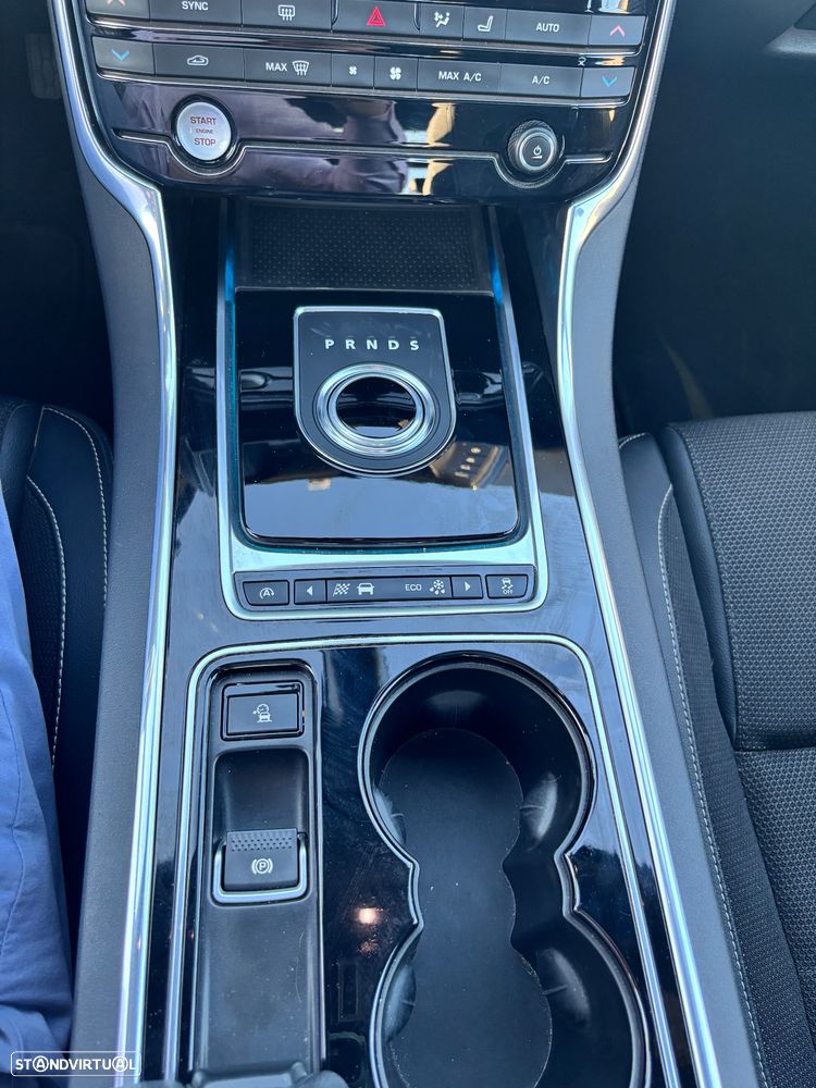 Jaguar XE 2.0 D R-Sport Aut. - 18