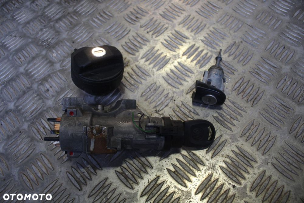 STACYJKA WKŁADKA KLUCZYK KOREK WLEWU PALIWA VW FOX 4B0905851N - 1