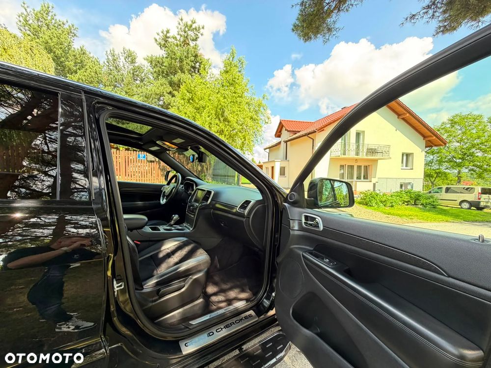 Jeep Grand Cherokee - 24