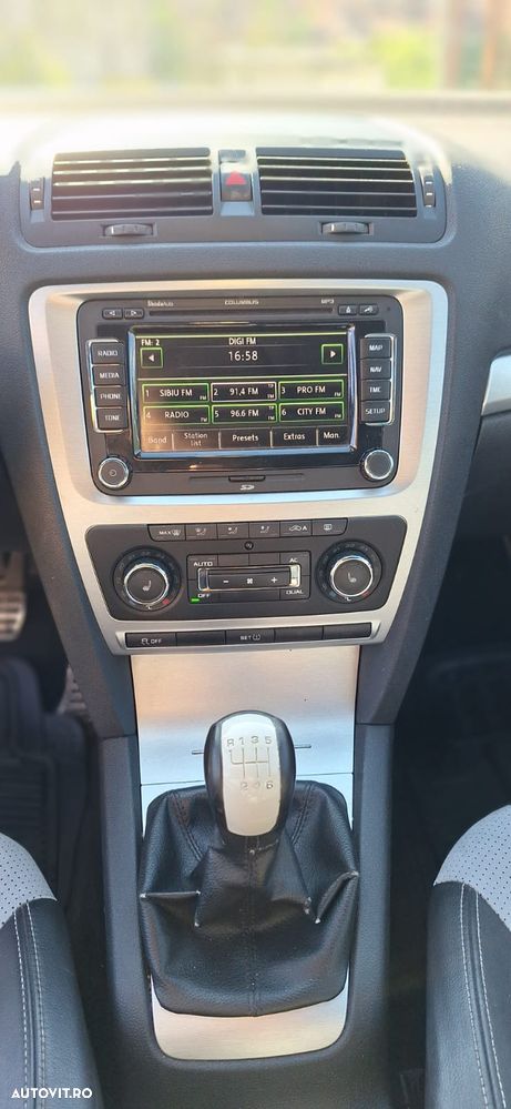 Skoda Octavia Combi 2.0 TDI DPF RS - 3