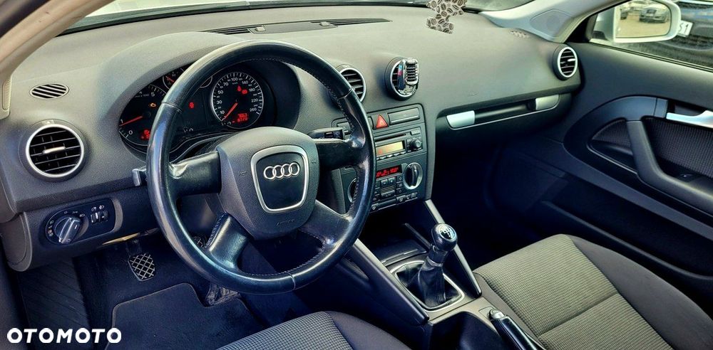 Audi A3 3-drzwiowe 1.6 FSI Attraction - 22
