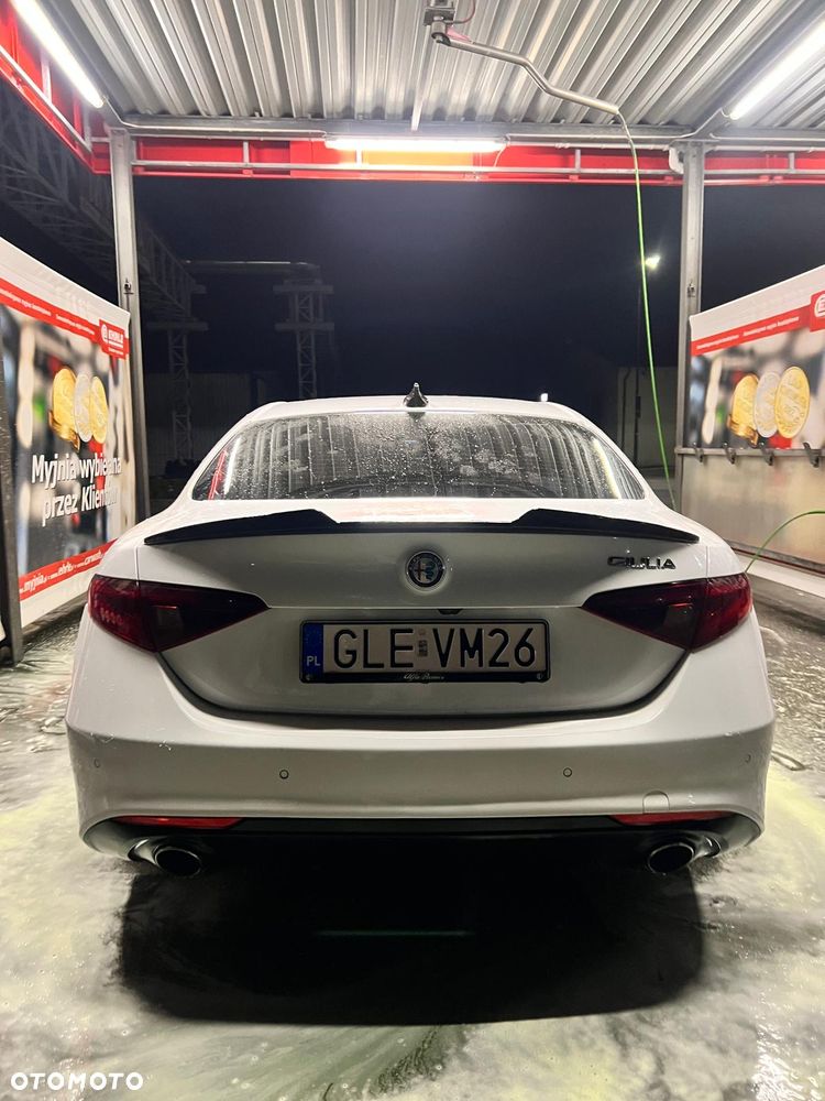 Alfa Romeo Giulia 2.0 Turbo 16V AT8-Q4 Intensa - 2