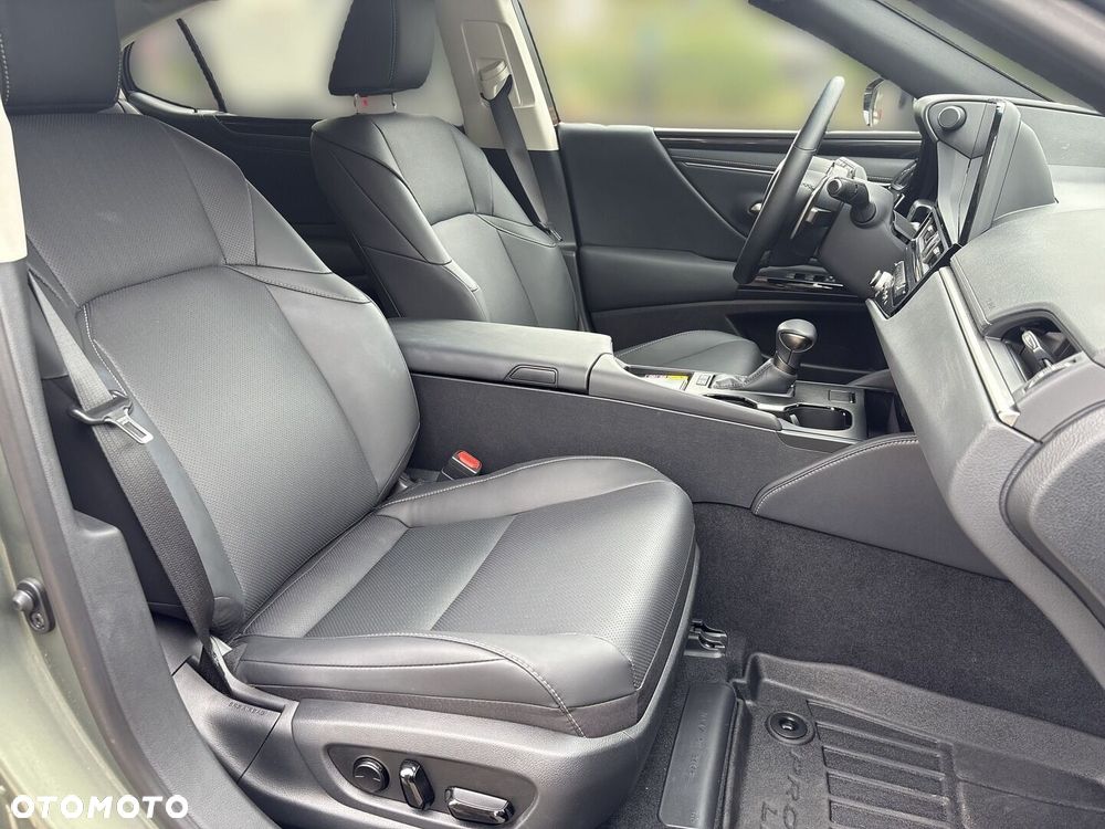 Lexus ES 300h Business Edition - 17
