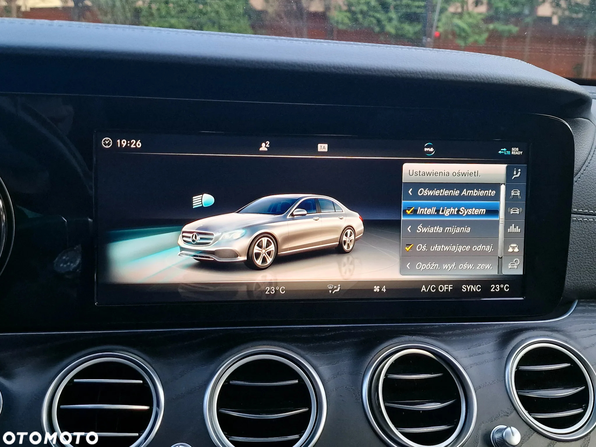 Mercedes-Benz Klasa E 220 d 4-Matic 9G-TRONIC - 29