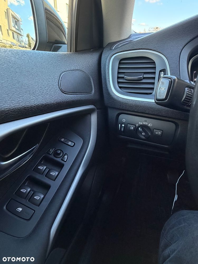 Volvo V40 D2 Drive-E Momentum - 22